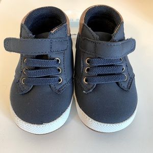 Baby shoes in navy color